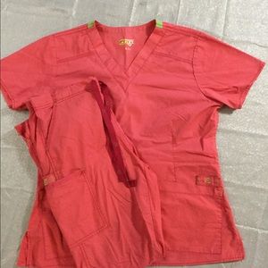 Wonderflex by Wonder Wink coral med scrub set